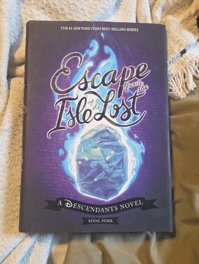 Disney Escape from the Isle of the Lost — Kids Book‎ (Purple)
